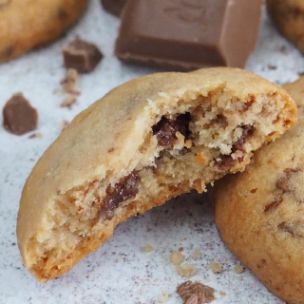 Ein in der Mitte aufgebrochener Cookie mit Marabou-Vollmilchschokolade Stückchen