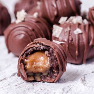 Chocolate Cake Balls mit Schokoladenglasur, Meersalz-Topping und flüssigem Karamellkern, einige angeschnitten