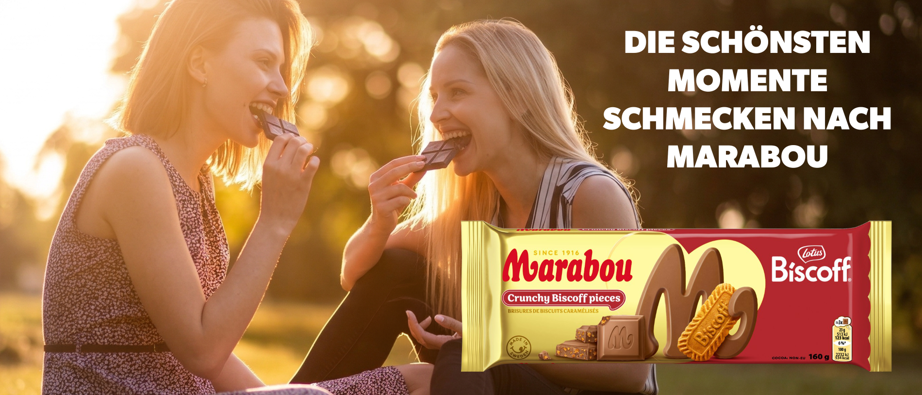 Zwei junge Frauen sitzen im warmen Sonnenlicht draußen im Grünen und lachen, während sie jeweils ein Stück Schokolade essen. Die Szene wirkt entspannt und frühlingshaft. Rechts im Bild steht der Text „Die schönsten Momente schmecken nach Marabou“. Unten ist eine Tafel Marabou Schokolade mit Biscoff-Stückchen abgebildet