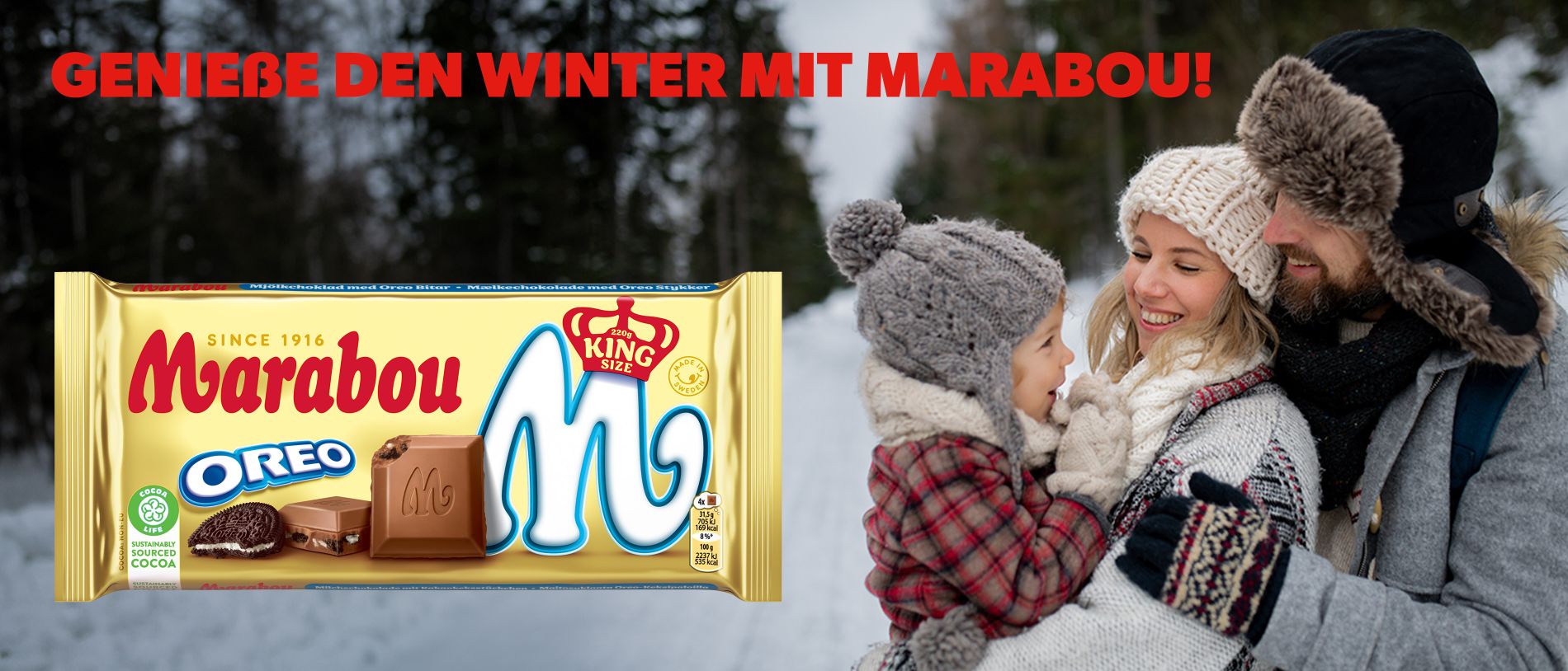 Eine in Winterkleidung gekleidete Familie steht auf einem verschneiten Weg und hält ein lachendes Kind im Arm. Links im Bild ist eine große Marabou-Oreo-Schokoladentafel zu sehen. Oben steht der Text: ‚Genieße den Winter mit Marabou!