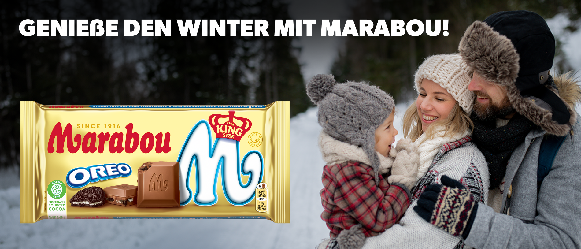 Eine in Winterkleidung gekleidete Familie steht auf einem verschneiten Weg und hält ein lachendes Kind im Arm. Links im Bild ist eine große Marabou-Oreo-Schokoladentafel zu sehen. Oben steht der Text: ‚Genieße den Winter mit Marabou!