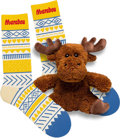 Gelb-blau-weiße Marabou-Socken und ein Plüsch-Elch.